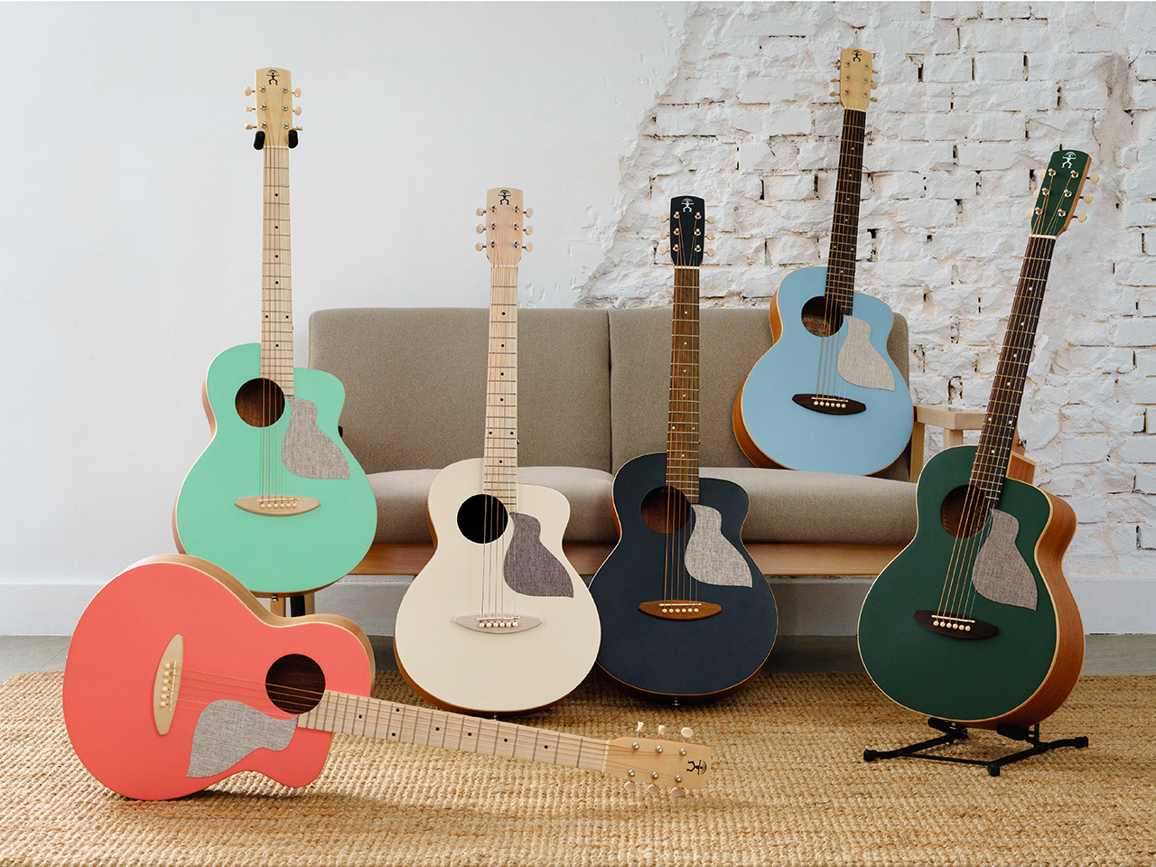 空曠的房間裡有六把彩色的吉他擺放在沙發椅上